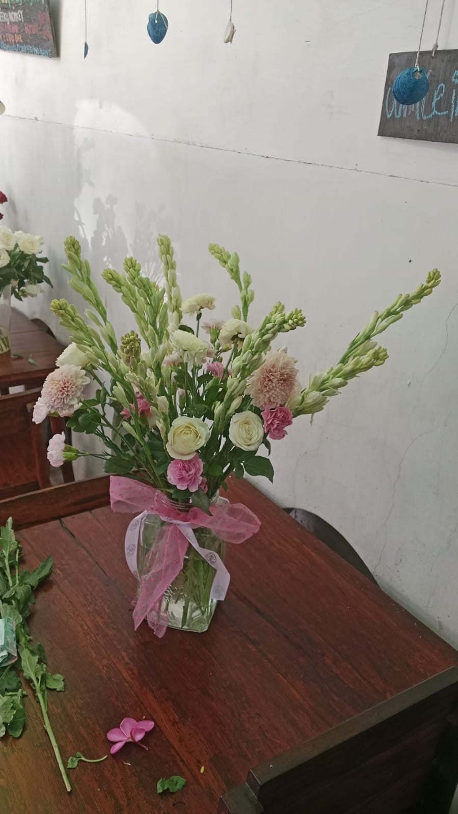 Table flower arrangement for a commercial space