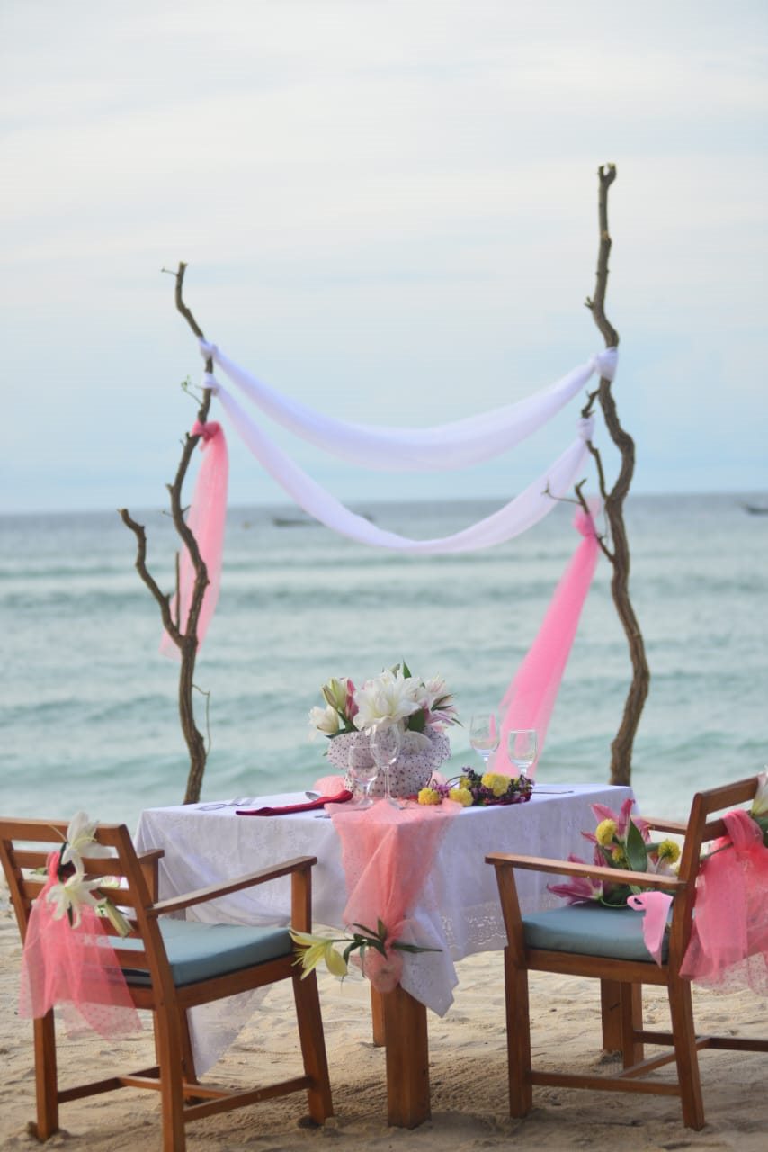 Beach event table with flowers